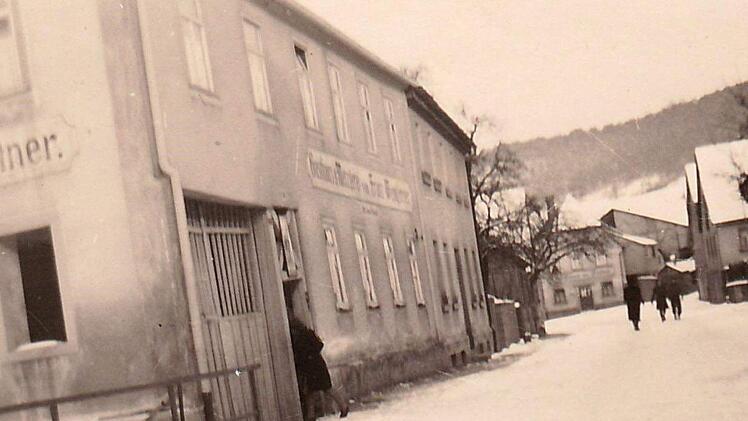 Unser Foto zeigt die Münnerstädter Straße  in Nüdlingen (heute griechisches Restaurant Stelios).  Foto: Archiv Volker Schäfer