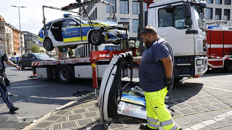 Streifenwagen auf Einsatzfahrt kollidiert mit Handwerkerfahrzeug: Drei Verletzte