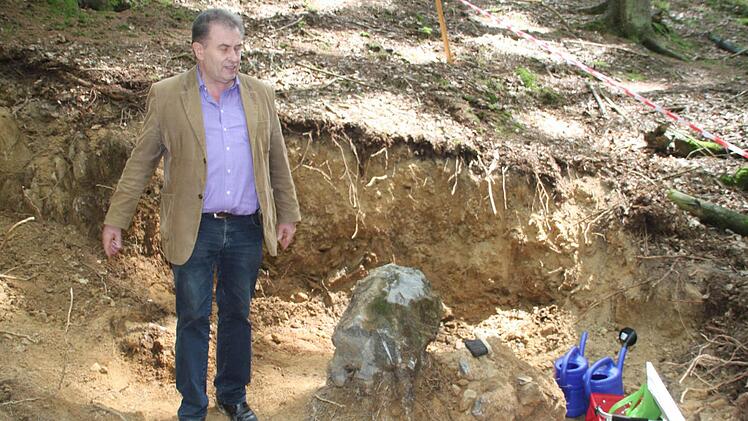 Bürgermeister Siegfried Beyer ist stolz auf den Fund in seiner Gemeinde.