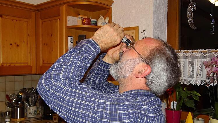 Kein Blick zu den Sternen, aber trotzdem ein Blick in die Zukunft: Denn mit dem Handrefraktometer misst Helmut Sperber den Zuckergehalt des Fruchtsaftes. Nur anhand dieser Prüfung weiß er, ob es sich lohnt, diese Frucht zum Brennen zu verwenden und eine gute Ausbeute zu haben. Foto: Johanna Eckert