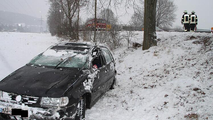 Bereits kurz nach 12 Uhr hatte es auf der B 289 schon einmal gekracht - diesmal aber in Höhe der Firma Raps. Eine 19-jährige Frau aus dem östlichen Landkreis war auf der Bundesstraße 289 in Richtung Mainleus unterwegs. Nach einem Überholmanöver geriet ihr VW Polo ins Schleudern und kam nach rechts von der Fahrbahn ab Foto: Jürgen Gärtner