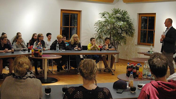 Die Jugendlichen lauschten den Ausführungen des Rathauschefs Gerd Kleinhenz (rechts). Foto: Sebastian Schmitt-Mathea