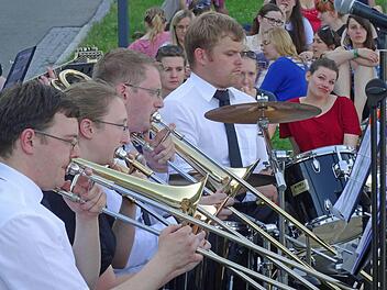 Die Bigband der Hochschule bei der sommerlichen Serenade vor der Aula.Foto: Jochen Berger