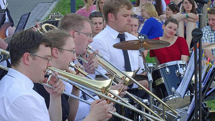 Die Bigband der Hochschule bei der sommerlichen Serenade vor der Aula.Foto: Jochen Berger