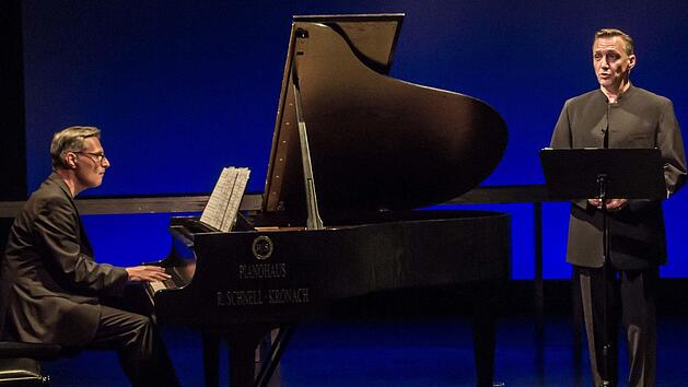 Der Tenor Dirk Mestmacher und der Pianist Antonio Grimaldi beeindruckten mit ihrer Interpretation von Franz Schuberts Liederzyklus "Die sch&ouml;ne M&uuml;llerin" in der Coburger Reithalle. Foto: Jochen Berger