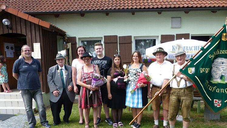 Die Neufanger Schützenfamilie (von links): Stadt- und Vereinskönig Christian Fittner, Vorsitzender Werner Reinfeld, Schützenmeisterin Eva Lauterbach, Uschi Lauterbach, der scheidende Jungschützenkaiser Niklas Lauterbach, 1. Adjutantin Melanie Teller, Schützenkönigin Jana Lauterbach, Kassier Herbert Opel und Fahnenträger Karl-Heinz Sesselmann. Foto: Klaus-Peter Wulf