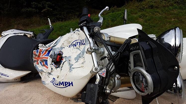 Auf der B 173 ereignete sich zwischen Zeyern und Erlabrück ein schwerer Verkehrsunfall. Ein Motorradfahrer wurde dabei schwer verletzt. Foto: Marco Meißner.