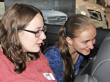 Binnen weniger Minuten kamen die jungen Teilnehmer miteinander ins Gespräch: Kontakt und Fragenbeantworten in schnellen Autos. Foto: Veronika Schadeck