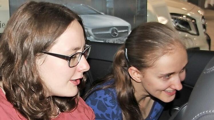 Binnen weniger Minuten kamen die jungen Teilnehmer miteinander ins Gespräch: Kontakt und Fragenbeantworten in schnellen Autos. Foto: Veronika Schadeck