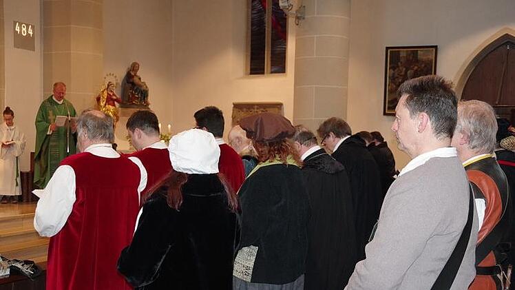 Regionaldekan Thomas Teuchgr&auml;ber zelebrierte das Lobamt.