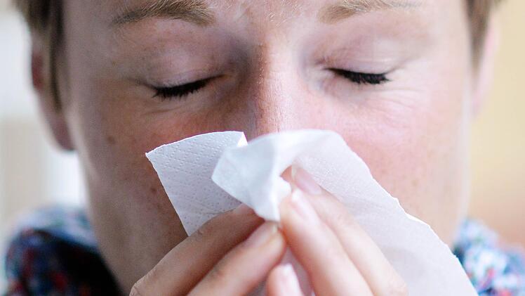 Weil sie heftig niesen musste, verlor eine Frau im Landkreis Rh&ouml;n-Grabfeld die Kontrolle &uuml;ber ihr Auto. Symbolbild:  Maurizio Gambarini/dpa