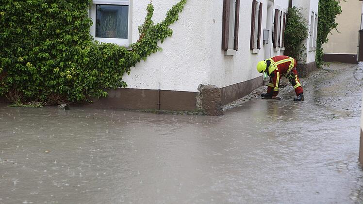 Im mittelfränkischen Scheinfeld stand am Montagabend das Zentrum für kurze Zeit unter Wasser. Foto: NEWS5 / Herse