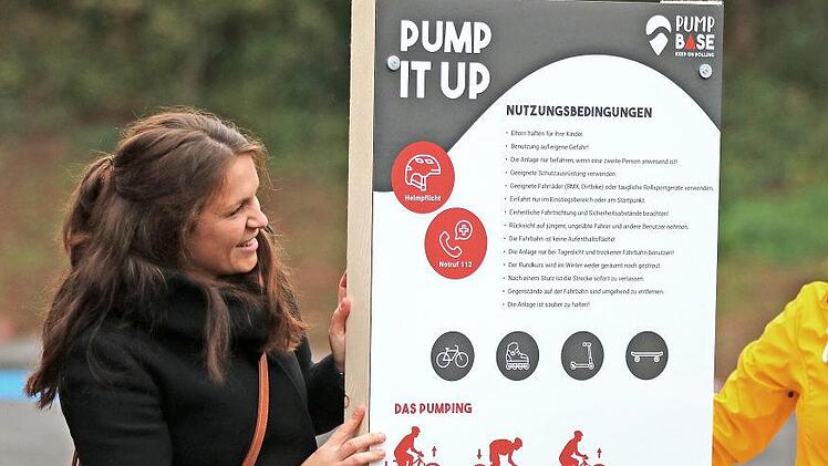 Einweihung des Pumptracks in Wildflecken. Das Freizeitgelände, das in Kooperation mit den einheimischen Jugendlichen entwickelt wurde, erhält den Namen "Pump Base Wildflecken".  Foto: Sebastian Schmitt