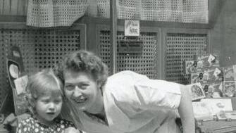 Uschi Schmitz mit ihrer Mutter Edith Faßnacht; Foto: Archiv Uschi Schmitz