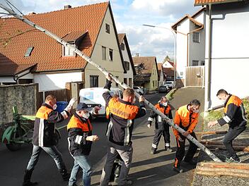 Gemeinsam richteten die Helfer der Freiwilligen Feuerwehr Trimberg den Maibaum auf. Foto: ssp
