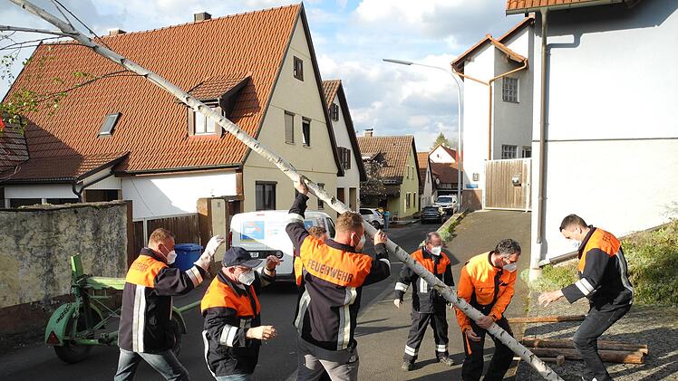 Gemeinsam richteten die Helfer der Freiwilligen Feuerwehr Trimberg den Maibaum auf. Foto: ssp
