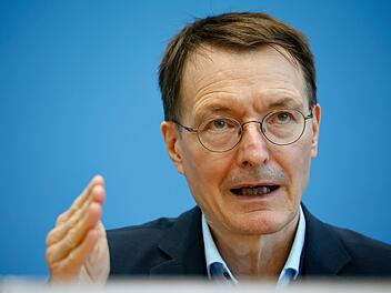 Bundesgesundheitsminister Karl Lauterbach will die Beiträge der Krankenkassen erhöhen.