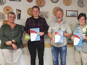 Ehrungen für aktive Mitglieder: Vorsitzende Karina Gundelach (von links) gratuliert Dominik Köstler, Roland Fröhlich und Elisabeth Helfrich.