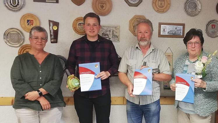 Ehrungen für aktive Mitglieder: Vorsitzende Karina Gundelach (von links) gratuliert Dominik Köstler, Roland Fröhlich und Elisabeth Helfrich.