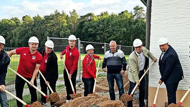 Spatenstich für den Anbau an das Sportheim der DJK-SC Oesdorf (v. l.): Eugen Gößwein (Gemeinderat), Johannes Schleicher (Dritter Vorsitzender), Holger Mittelbach (Jugendleiter), Florian Werner (Kassier), Peter Münch (Gemeinde- und Kreisrat, Vorsit...