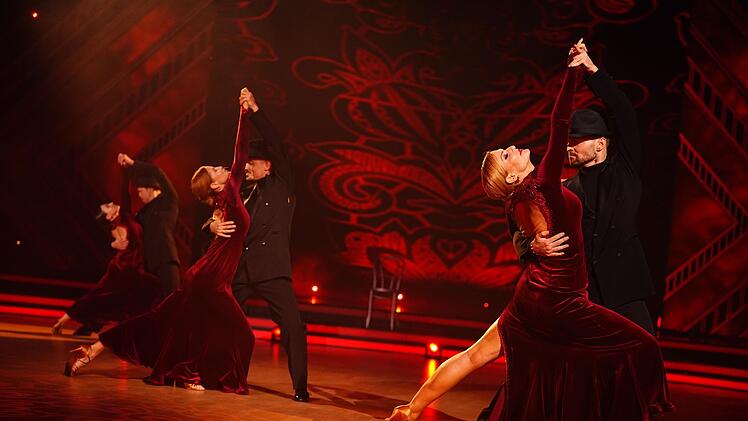 Volle Chica-Power! Beim feurigen Tango zu Debelah Morgans "Dance With Me" &uuml;berzeugten vor allem TV-Moderatorin Sonya Kraus und Schauspielerin Esther Schweins. Auch mit dabei: Influencerin Bianca "Bibi" Heinicke.