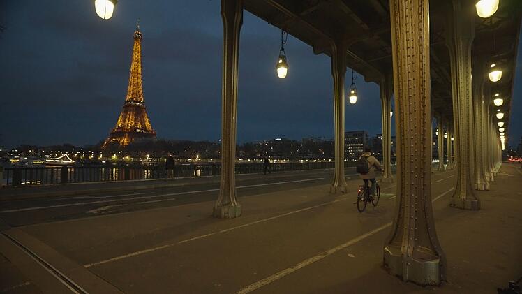 Blick von der Bir Hakeim-Br&uuml;cke auf den Eiffelturm. Es ist das Licht, dass die Pariser Nacht so besonders macht.