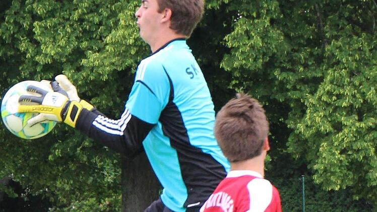 Konsequent kommt der Keeper des SK Lauf, Sebastian Gumann, aus seinem Kasten und fischt sich den Ball vor dem SSV-ler Felix Derr (4). Foto: Thomas