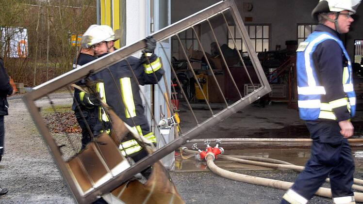 Die Feuerwehr bei den Löscharbeiten in Garitz. Foto: Rauch