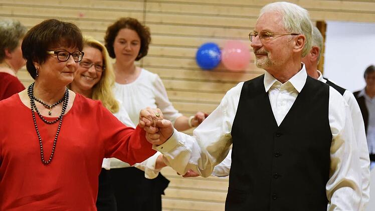 Zum 25.Jubiläum der Tanzsportabteilung der Sportvereinigung Ahorn zeigte der Hobbytanzkreis eine Quadrille, einen französischen Kontratanz aus der Zeit Napoleons. Foto: Gabi Arnold