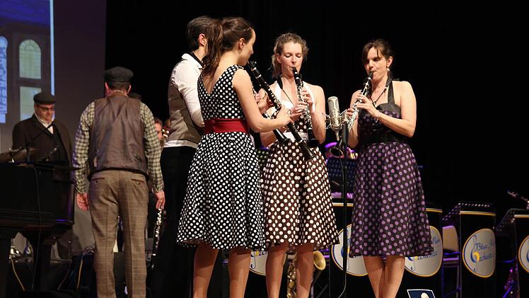 Im Retrolook swingten sich die Musiker in die Herzen des Publikums.