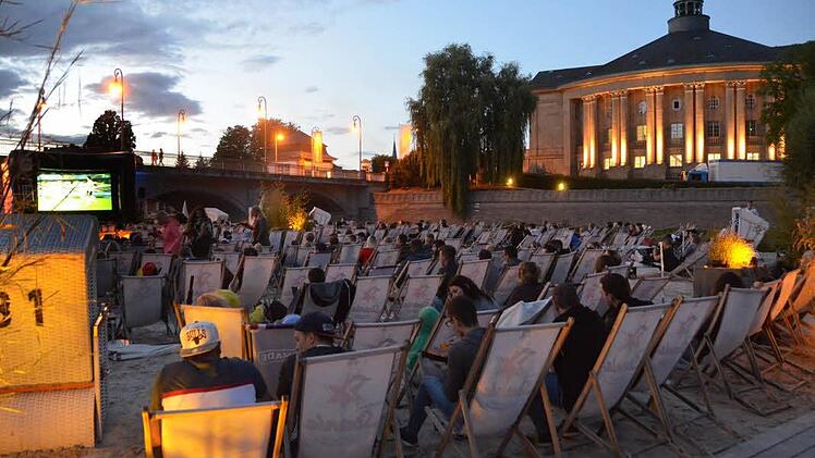 Große Begeisterung stellte sich beim Public Viewing am Stadtstrand beim Spiel Deutschland- Italien nur bei wenigen Besuchern ein.  Foto: Peter Rauch