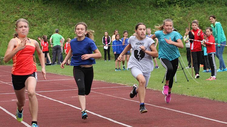 Sprint im Dreikampf der U14: (von links) Karolin Groß (1. Platz TSV Mellrichstadt), Jacqueline Obermeier (TSV Bad Kissingen), Alicia Barthelmes (TSV Münnerstadt), Chiara Schmitt (TV Bad Brückenau).  Foto: Reinhold Nürnberger