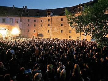 So viele Besucher lauschten im vergangenen Jahr im Schlosshof in H&ouml;chstadt den Bands.  Foto: privat
