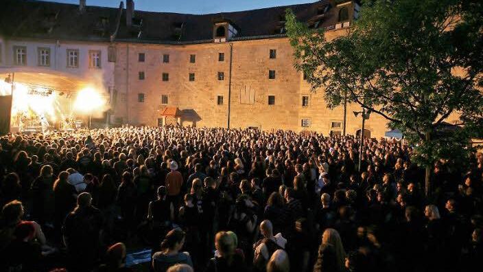 So viele Besucher lauschten im vergangenen Jahr im Schlosshof in H&ouml;chstadt den Bands.  Foto: privat