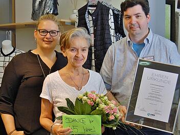 Inhaber Heiko Grom und Ehefrau Tanja (links) gratulieren Ingeborg Spaniol (60) zum 45-jährigen Arbeitsjubiläum. Foto: Sigismund von Dobschütz