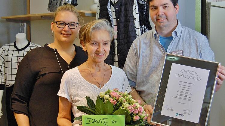Inhaber Heiko Grom und Ehefrau Tanja (links) gratulieren Ingeborg Spaniol (60) zum 45-jährigen Arbeitsjubiläum. Foto: Sigismund von Dobschütz