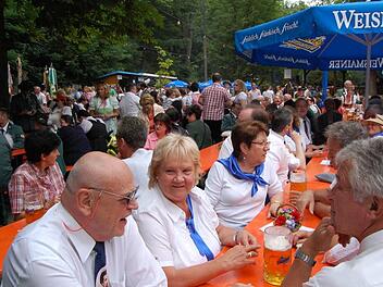 Das Ambiente unter den großkronigen Bäumen begeistert Jahr für Jahr die Besucher. Fotos: Archiv