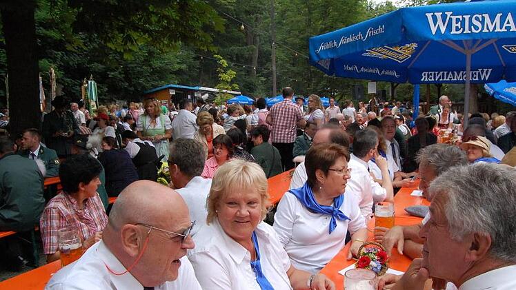 Das Ambiente unter den großkronigen Bäumen begeistert Jahr für Jahr die Besucher. Fotos: Archiv
