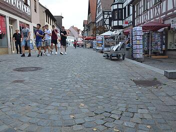 Historisches Bogenpflaster wie in der östlichen Hauptstraße (Fußgängerzone) lässt sich nicht einfach mal so bearbeiten. Deshalb will die Stadt mit einer barrierefreien Lösung noch warten.  Foto: Bernhard Panzer