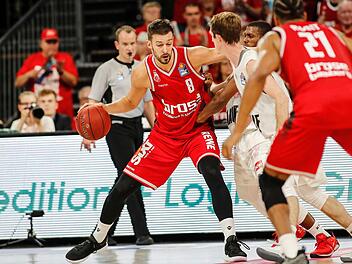 Stevan Jelovac  (l.) traf sieben seiner elf Würfe und steuerte 19 Punkte zum Sieg bei.
