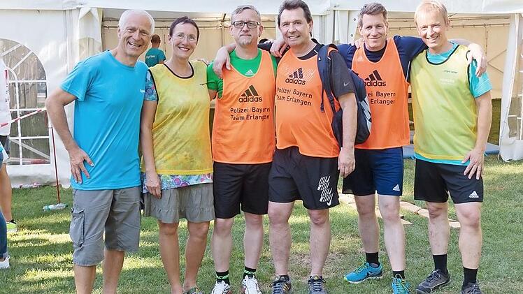 Etwa 4000 Siemens-Mitarbeiter und ihre Angehörigen trainieren in der Sportanlage. Auch einige Schulen und die Polizei dürfen das Gelände nutzen. Betriebsleiter Claus-Jürgen Wais und Betriebsrat José Luis Ortega Lleras (Bild Mitte) organisieren die Festwoche zum 65-jährigen Bestehen.  Fotos: Pascale Ferry, privat