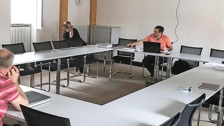 Mit Abstand und in aufgelockerter Atmosphäre - wegen der Coronakrise - fand das Gespräch in Ebelsbach statt.  Foto: Bürgerbegehren "Am Herrenwald"