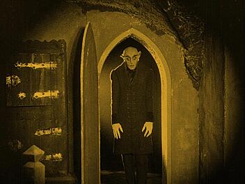 Graf Orlok, ein Vampir aus den  Karpaten, ist die Hauptfigur in Nosferatu.  Der Film ist laut Wikipedia einer der ersten Horrorfilme und wird heuer 100 Jahre alt.
