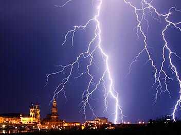 Ein Blitz entl&auml;dt sich in Dresden