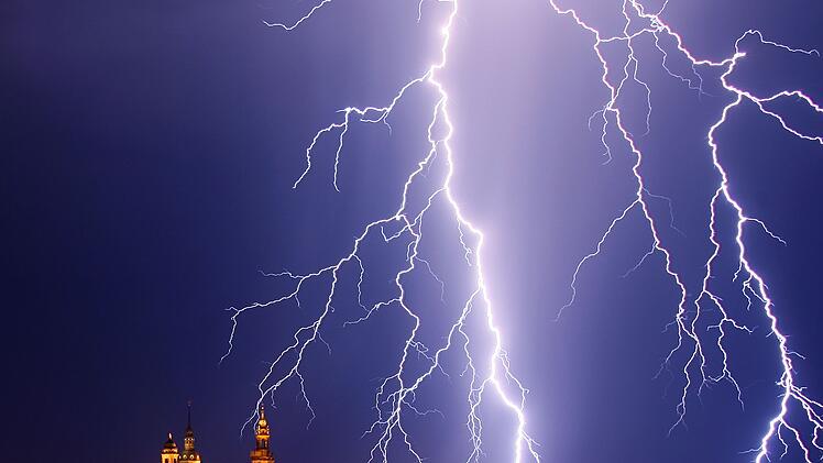 Ein Blitz entl&auml;dt sich in Dresden