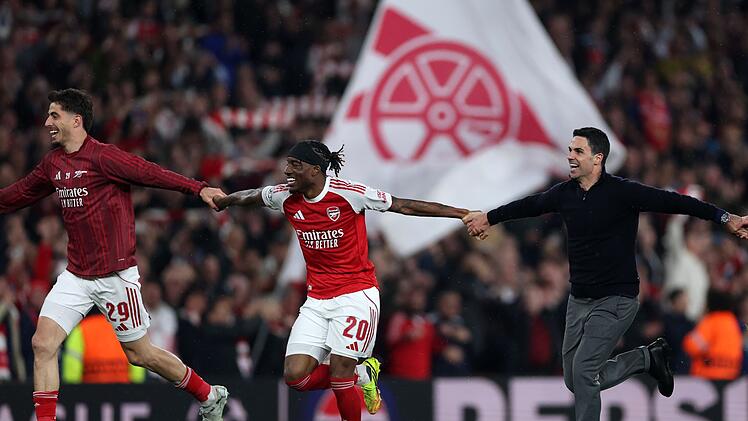 Mikel Arteta (rechts), Trainer des FC Arsenal, feiert den Champions League Finaleinzug seines Team im heimischen Londoner Stadion. Nach einem Unentschieden in Madrid setzte sich sein Team am 5. Mai im R&uuml;ckspiel knapp mit 1:0 durch.