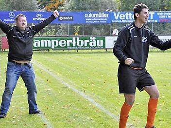 Grund zum Jubeln hatte der ASV Kleintettau (im Bild Spielertrainer Matthias Deuerling/rechts  und  Betreuer Christian Ruß) in den vergangenen Wochen nur auswärts, etwa an der Kronacher Hammermühle. Am Samstag soll endlich wieder ein Heimsieg gelingen. Foto:  Herbert Kalb