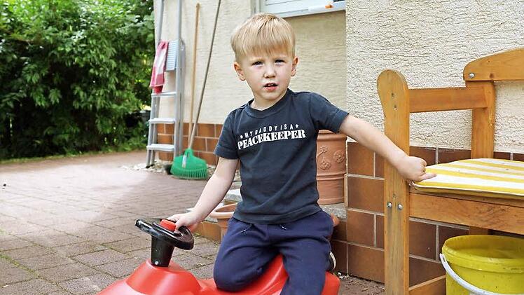 Romans Vater nimmt am Bundeswehr-Einsatz in Afghanistan teil. Sein T-Shirt kündet davon. Foto: Arkadius Guzy