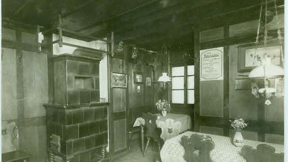 So sah es früher in der Hütte aus. Der Bereich zwischen Fenster und Ofen ist noch heute so erhalten. Foto: Rhönclub
