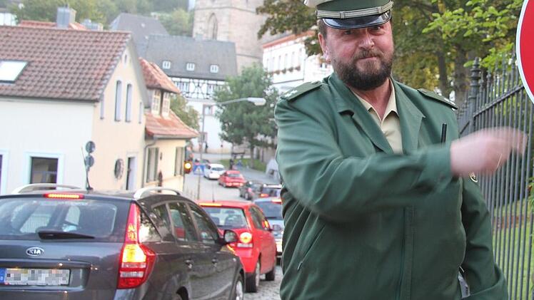 Polizist Schmitt vor der Blechlawine.Foto: Sonja Adam